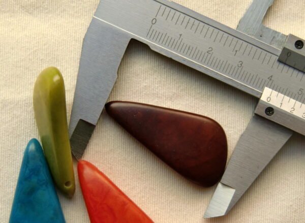 Perle de Tagua en forme de dent de loup. Ivoire végétal – Image 2