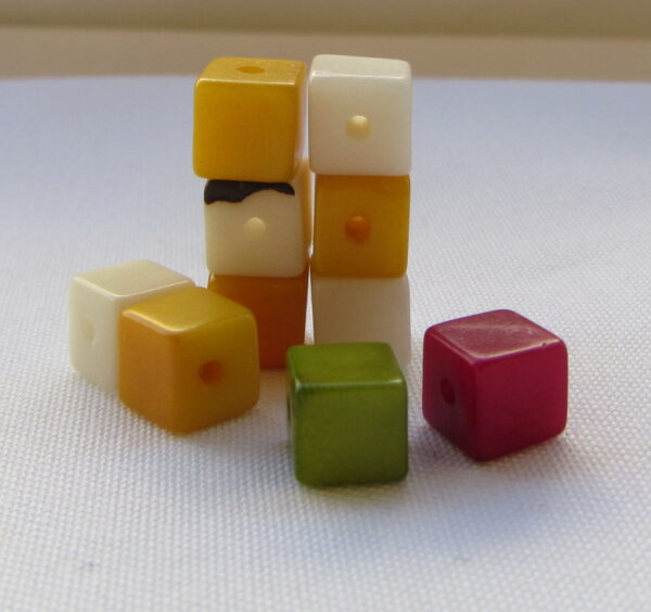 Petit cube en Tagua. Ivoire végétal – Image 2