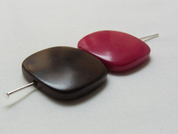 Ivoire végétal. Perle de Tagua en forme de pastille carrée