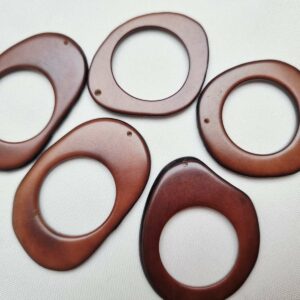Calamar plat en Tagua. Ivoire végétal. Pièce percée